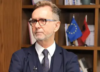 "Politikanët duhet të ndalojnë sulmet ndaj SPAK-ut" / Ambasadori Silvio Gonzato për DW: Po monitorojmë nga afër iniciativën për heqjen e imunitetit.