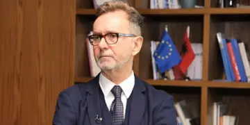 "Politikanët duhet të ndalojnë sulmet ndaj SPAK-ut" / Ambasadori Silvio Gonzato për DW: Po monitorojmë nga afër iniciativën për heqjen e imunitetit.