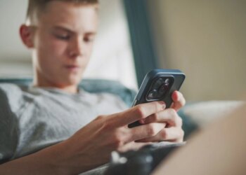 Polonia po përgatitet të ndalojë aksesin në rrjetet sociale për fëmijët nën 15 vjeç, duke e bërë të detyrueshme për platformat që të verifikojnë moshën e përdoruesve.