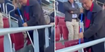 Presidenti i Barcelonës, Laporta, duke pastruar stadiumin “Camp Nou” me fshesë në dorë.