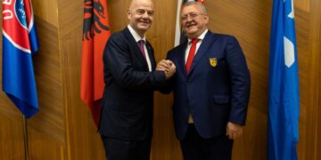 Presidenti i FIFA uron Armand Dukën për rizgjedhjen e tij në krye të FSHF për një mandat tjetër katërvjeçar.
