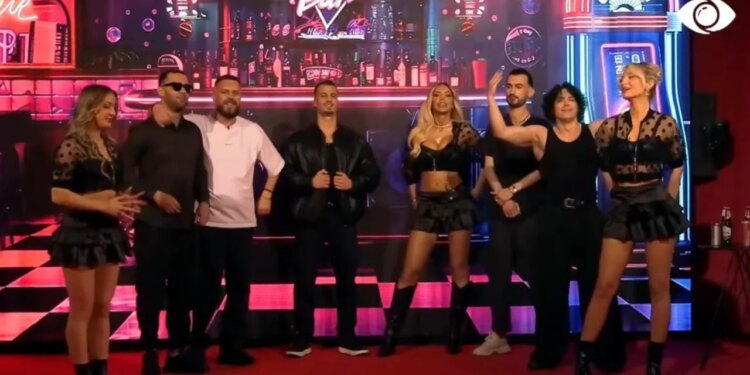 Prime i së martës fillon ndryshe/ Shfaqje e jashtëzakonshme nga grupi i Selinës, përqafim mes Mateos dhe Brikenës.