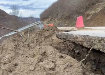 Problemet vazhdojnë në aksin Maliq-Lozhan-Strelcë; rrëshqitjet e dherave shkaktojnë dëme në rrugë, rreziku i qarkullimit të mjeteve mbetet i pranishëm.