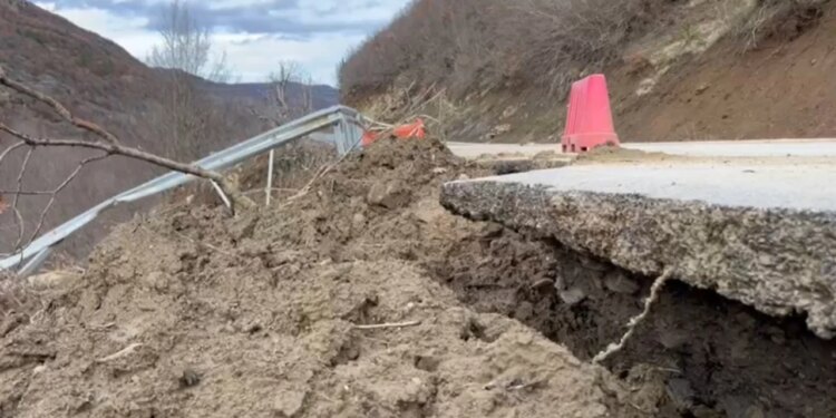 Problemet vazhdojnë në aksin Maliq-Lozhan-Strelcë; rrëshqitjet e dherave shkaktojnë dëme në rrugë, rreziku i qarkullimit të mjeteve mbetet i pranishëm.