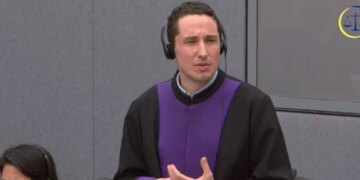 Prokurori në Hagë: Mbrojtja e Thaçit nuk e justifikoi arrestimin e dy gazetarëve serbë dhe të delegacionit parlamentar.