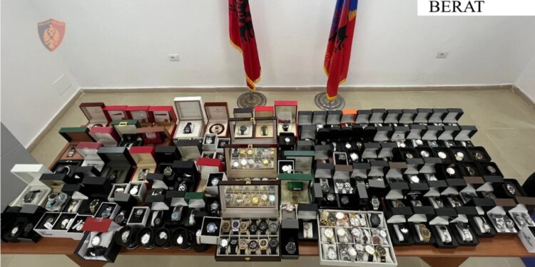 Pronari i dyqanit në Berat përballen me pasoja për shitjen e orëve "Rolex" të imituara dhe kontrabandë.