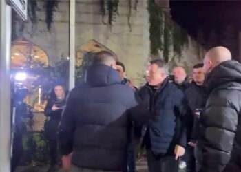 Protesta e PD-së: Flamur Noka në konfrontim me efektivët civilë të policisë