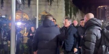 Protesta e PD-së: Flamur Noka në konfrontim me efektivët civilë të policisë
