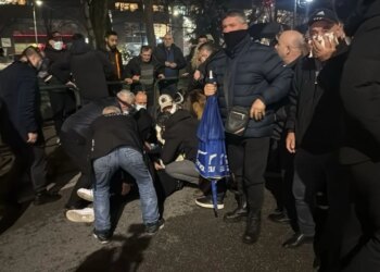 Protesta e PD-së para Parlamentit/ Një manifestues dëmtohet dhe dërgohet në spital