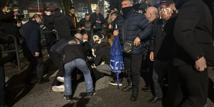 Protesta e PD-së para Parlamentit/ Një manifestues dëmtohet dhe dërgohet në spital