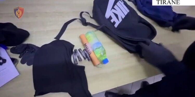 Protesta e Partisë Demokratike: 18 persona të arrestuar për hedhje lëndësh piroteknike, molotovësh dhe objekte të forta ndaj forcave të policisë; deputeti Klevis Balliu nën hetim.