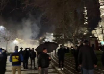 Protesta e Partisë Demokratike: Protestuesit hedhën molotov pranë Kuvendit, policia reagon me gaz lotsjellës.