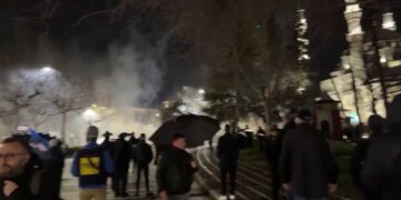 Protesta e Partisë Demokratike: Protestuesit hedhën molotov pranë Kuvendit, policia reagon me gaz lotsjellës.