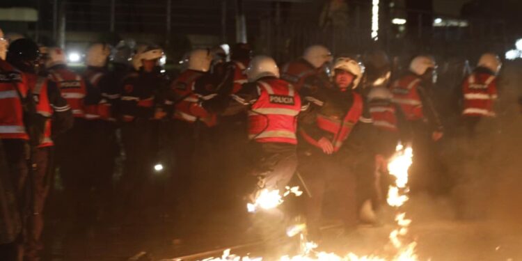 Protesta e opozitës: Ministria e Shëndetësisë bëri të ditur se 21 individë janë të shtruar në spitalin “Nënë Tereza”, ndër të cilët 19 janë punonjës policie.