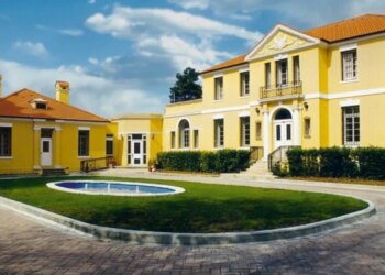 Protesta e opozitës para Kryeministrisë/ Ambasada e Shteteve të Bashkuara paralajmëron qytetarët e saj: Ruani distancën nga grumbullimet dhe jepni vëmendje situatës.