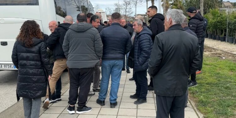 Protesta e qytetarëve në Vlorë, kundërshtim ndaj zhvendosjes së stacionit interurban të transportit urban