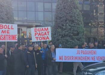 Protesta për pagat te “Bankers”: Punonjësit e sigurisë tregojnë se nuk kanë marrë paga prej shtatë muajsh.