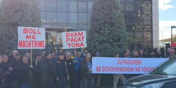 Protesta për pagat te “Bankers”: Punonjësit e sigurisë tregojnë se nuk kanë marrë paga prej shtatë muajsh.