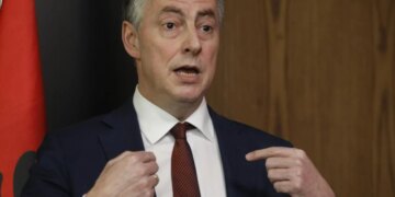 “Protestat e dhunshme janë të papranueshme në një demokraci të qëndrueshme”, shprehet Parlamenti Europian: Të inkurajohet opozita për dialog dhe të sigurohet stabiliteti.