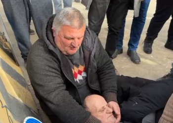 Protestat për ndërtimin e resortit në Rrjoll të Velipojës intensifikohen; përplasje me policinë dhe një banor humbet vetëdijen.