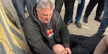 Protestat për ndërtimin e resortit në Rrjoll të Velipojës intensifikohen; përplasje me policinë dhe një banor humbet vetëdijen.