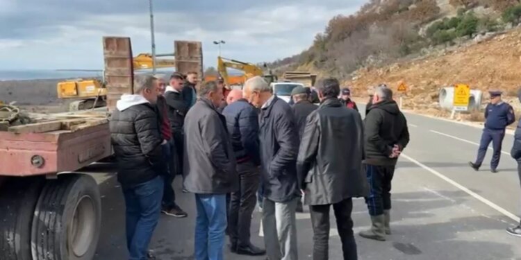 Protestë ndaj projektit të resortit në Rrjoll, Velipojë/ Banorët shprehin pakënaqësi dhe kërcënojnë me bllokim të rrugës.