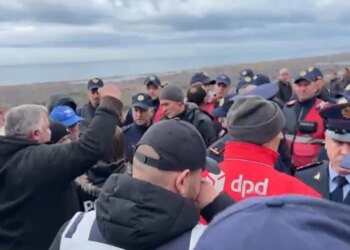 Protestë ndaj resortit në Rrjoll të Velipojës, banorët përplasen me policinë dhe bllokojnë rrugën.