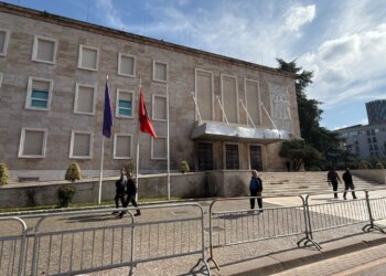 Protestë pa fjalime: Opozita demonstrohet në shesh duke treguar forcën, shpalosen skenarët e revoltës së demokratëve.