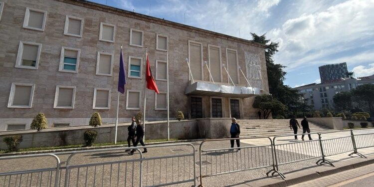 Protestë pa fjalime: Opozita demonstrohet në shesh duke treguar forcën, shpalosen skenarët e revoltës së demokratëve.