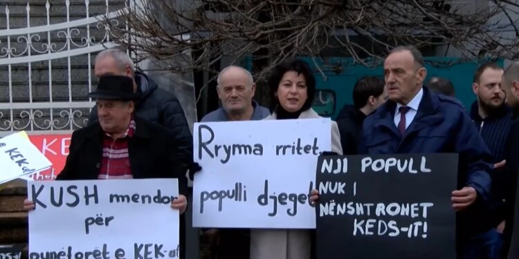 Protestë për energjinë: Rritja e çmimit mbi 21% bashkon qytetarët e Kosovës para selisë së kompanisë.