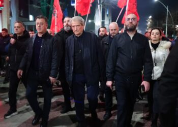 Protestuesit e PD-së paraqiten para Policisë së Tiranës, me makina ujëhedhëse në gatishmëri, ndërsa efektivët formojnë një kordon sigurie.