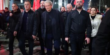 Protestuesit e PD-së paraqiten para Policisë së Tiranës, me makina ujëhedhëse në gatishmëri, ndërsa efektivët formojnë një kordon sigurie.