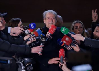 Protestuesit e Partisë Demokratike dogjën vilën e ish-diktatorit Hoxha, Berisha akuzon se agjentë të infiltruar mashtruan protestuesit duke pretenduar se Rama ndodhej aty.