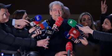 Protestuesit e Partisë Demokratike dogjën vilën e ish-diktatorit Hoxha, Berisha akuzon se agjentë të infiltruar mashtruan protestuesit duke pretenduar se Rama ndodhej aty.