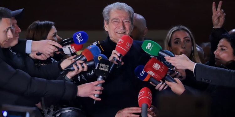 Protestuesit e Partisë Demokratike dogjën vilën e ish-diktatorit Hoxha, Berisha akuzon se agjentë të infiltruar mashtruan protestuesit duke pretenduar se Rama ndodhej aty.