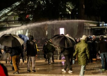 Protestuesit “izolojnë” Kuvendin, hedhin bomba Molotov, një punonjës policie lëndohet