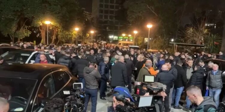 Protestuesit lëvizin drejt selisë së Partisë Demokratike, Berisha përfundon protestën: I japim një mesazh të fortë Ramës. Tubuesit pritet të qëndrojnë në Surrel për 25 minuta nëse e kërkoj.