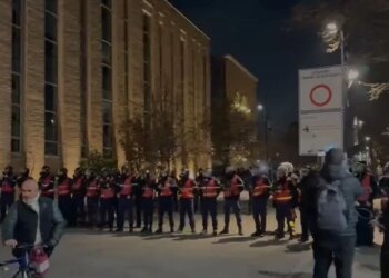 Protestuesit në drejtim të selisë “Rozë”, krijohet një kordon policor dhe vendoset një makinë ujëhedhëse pranë Partisë Socialiste.