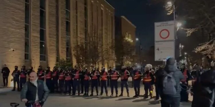 Protestuesit në drejtim të selisë “Rozë”, krijohet një kordon policor dhe vendoset një makinë ujëhedhëse pranë Partisë Socialiste.