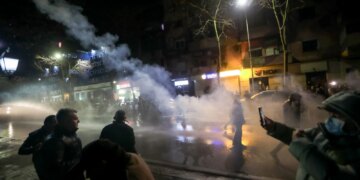 Protestuesit ngaqen të zhvendosur dhe marshojnë drejt Parlamentit, duke hedhur përsëri bomba molotov.