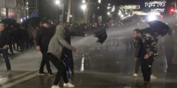 Protestuesit, pas ndërhyrjes së policisë me ujë, e braktisin Kryeministrinë dhe drejtohen drejt Kuvendit.