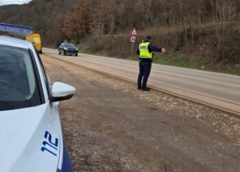 Punimet në rrugën Librazhd-Korçë, policia u bën thirrje shoferëve: Përdorni itinerarin Maliq- Lozhan- Moglicë- Gramsh.