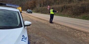 Punimet në rrugën Librazhd-Korçë, policia u bën thirrje shoferëve: Përdorni itinerarin Maliq- Lozhan- Moglicë- Gramsh.