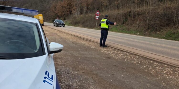 Punimet në rrugën Librazhd-Korçë, policia u bën thirrje shoferëve: Përdorni itinerarin Maliq- Lozhan- Moglicë- Gramsh.