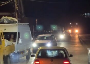 Qarkullimi i mjeteve në aksin Librazhd-Përrenjas është bllokuar krejtësisht, njofton Policia e Elbasanit: Kalimi i ambulancave dhe mjeteve zjarrfikëse është gjithashtu i ndaluar.