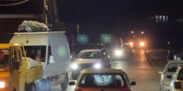 Qarkullimi i mjeteve në aksin Librazhd-Përrenjas është bllokuar krejtësisht, njofton Policia e Elbasanit: Kalimi i ambulancave dhe mjeteve zjarrfikëse është gjithashtu i ndaluar.