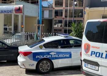 Qëlloi 61-vjeçarin për shkak të mosmarrëveshjeve mbi pronat, kapet autori; në banesën e tij gjenin kallashnikov dhe eksploziv.