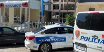 Qëlloi 61-vjeçarin për shkak të mosmarrëveshjeve mbi pronat, kapet autori; në banesën e tij gjenin kallashnikov dhe eksploziv.