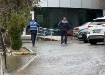 “Qëllova për të qetësuar situatën”/ Polici mbahet në burg pas përfshirjes në incidentin me armë në Rrilë të Lezhës