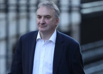 Qeveria Starmer përballet me krizë, sekretari i përgjithshëm Chris Wormald jep dorëheqjen.